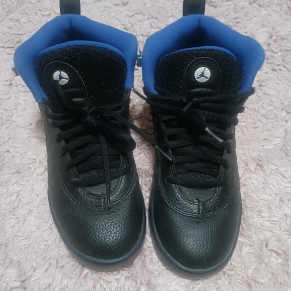 Jordán Jumpman # 907973-006 Size 7 Y Color" Black and Blue Used Good Condition - Picture 6 of 11